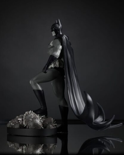 DC Direct Statue 1/10 Batman by Bjorn Barends (Black White) 18 cm – Bild 10